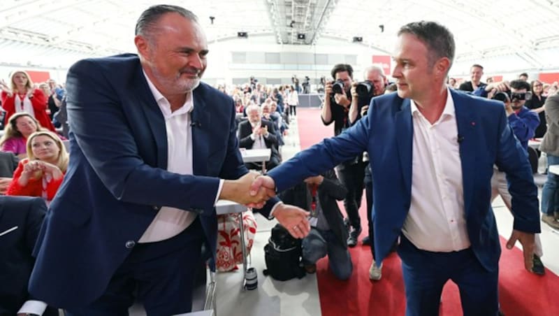 Nach den Ansprachen gab‘s einen freundschaftlichen Handshake. (Bild: APA/Helmut Fohringer)