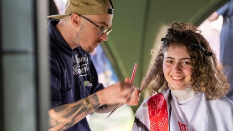 Die 18-jährige Asia holt sich einen Haarschnitt: „Ich hab’ nicht damit gerechnet, dass es das hier gibt!“ (Bild: Einöder Horst)