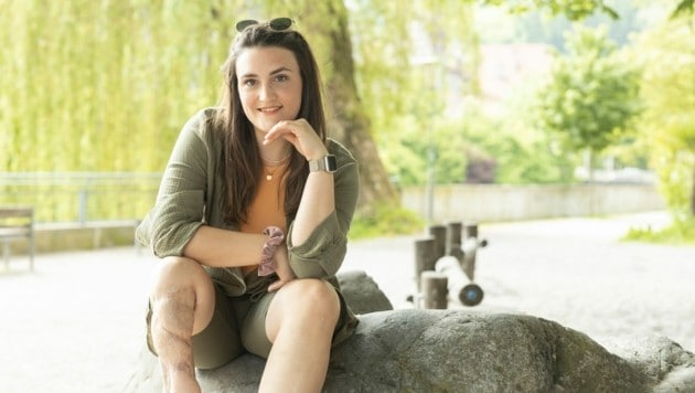 Teresa - „Fräulein Knitter“ - kam mit 16 unter einen Schulbus. In den sozialen Medien spricht sie offen über ihr Schicksal. (Bild: Maurice Shourot)