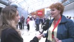 krone.tv-Reporterin Christina Schlatte und „Krone“-Innenpolitik-Leiterin Ida Metzger im Gespräch am Parteitag (Bild: krone.tv)