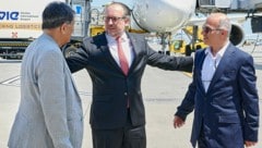 Außenminister Alexander Schallenberg empfing die Freigelassenen persönlich am Flughafen Wien-Schwechat. (Bild: BMI/Karl Schober)