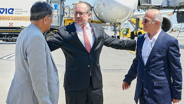 Außenminister Alexander Schallenberg empfing die Freigelassenen persönlich am Flughafen Wien-Schwechat. (Bild: BMI/Karl Schober)