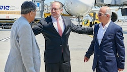 Außenminister Alexander Schallenberg empfing die Freigelassenen persönlich am Flughafen Wien-Schwechat. (Bild: BMI/Karl Schober)