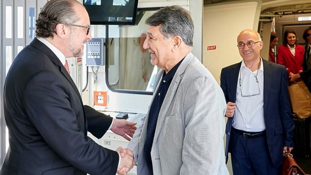 Außenminister Alexander Schallenberg empfing die beiden Freigelassenen höchstpersönlich am Flughafen Wien-Schwechat. (Bild: BMI/Karl Schober)