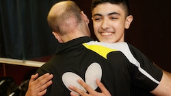 Da gibts von Trainer Michael Pichler eine innige Umarmung! Huseyn Salimov (14) ist ein echtes Tischtennis-Ass. (Bild: Tschepp Markus)