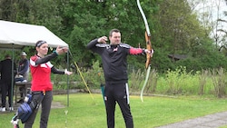 Patrick probiert es dieses Mal mit Pfeil und Bogen. (Bild: Jomo KG)