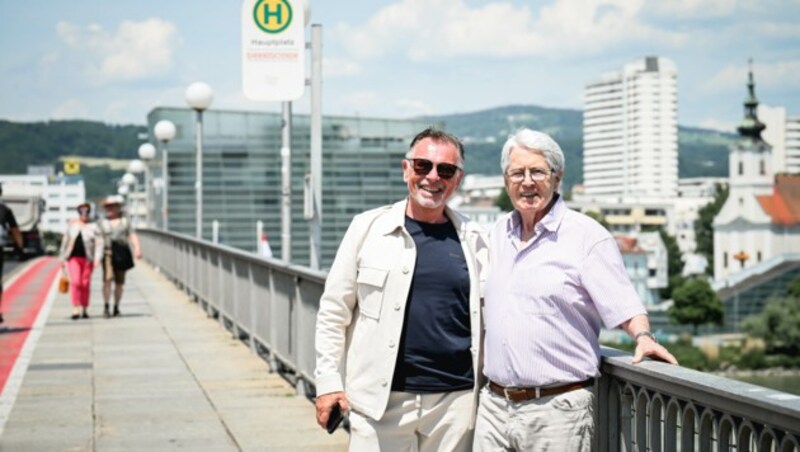 Frank Elstner auf der Nibelungenbrücke mit Reinhard Waldenberger. (Bild: Markus Wenzel)