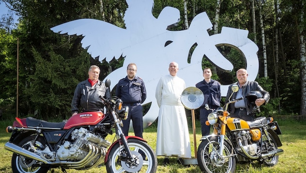 Vor dem Motorradengel in Eibenstein freuen sich schon Biker Erich Schatzberger, Pfarrkirchenrat Stefan Baumgartner, Prälat Conrad Müller, Feuerwehrkommandant Martin Haslinger und Biker Günther Schuh auf den Bikerfronleichnam, der wieder am Donnerstag, 8. Juni, auf der Jubiläumswiese stattfindet. (Bild: Klaus Schindler)