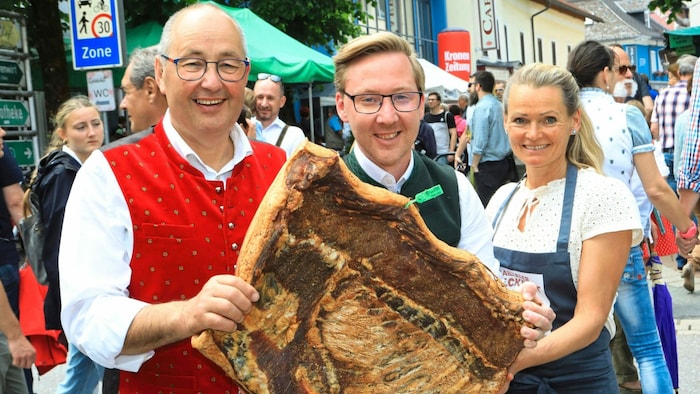 Veranstalter Albert Jank mit „Krone“ 40-Jahre Gewinnspiel - Gewinner Patrick Strauss aus Klagenfurt und seiner gewonnenen 12 Kilo Speckseite.