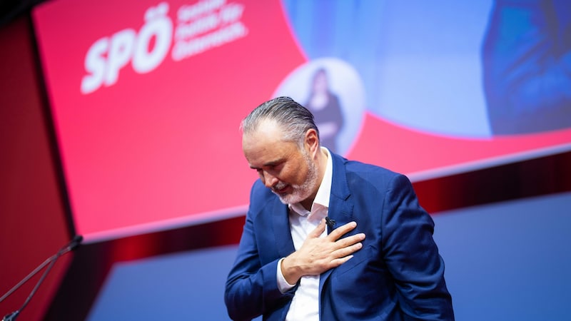 Doskozil verbeugte sich vor den SPÖ-Delegierten. (Bild: APA/GEORG HOCHMUTH)