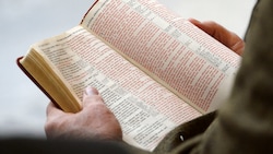 Salzburger Bibliothekarinnen entdeckten Teile einer Bibel aus der Zeit von Johannes Gutenberg. (Symbolbild) (Bild: AP)
