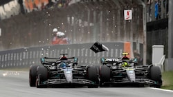 Die Mercedes-Piloten Lewis Hamilton und George Russell kollidierten im Qualifying von Barcelona. (Bild: APA/AFP/Josep LAGO)