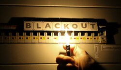 Und plötzlich ist es stockdunkel! Aufgezeigt werden viele Lücken in der Blackout-Vorsorge. (Bild: Scharinger Daniel)