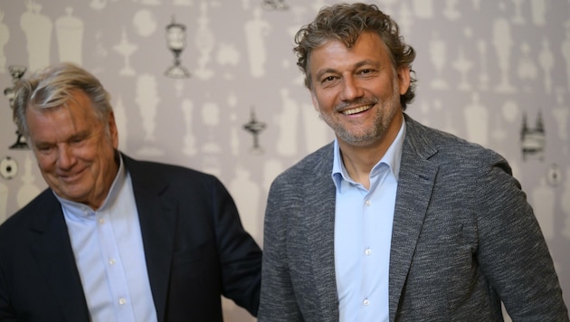 Der Präsident der Tiroler Festspiele Erl, Hans Peter Haselsteiner, präsentierte am Freitag bei einer Pressekonferenz überraschend den Startenor Jonas Kaufmann, den „Ersten und Einzigen“, als neuen künstlerischen Leiter. (Bild: ROBERT JAEGER)