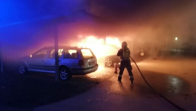 Die Berufsfeuerwehr musste den Brandort kurzfristig absperren. (Bild: Berufsfeuerwehr Klagenfurt)