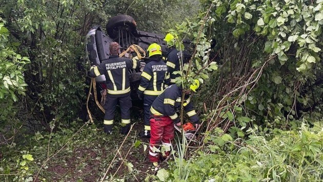 Erst vor wenigen Tagen war unweit der Stelle ein Auto abgestürzt. (Bild: FF Spital am Pyhrn)