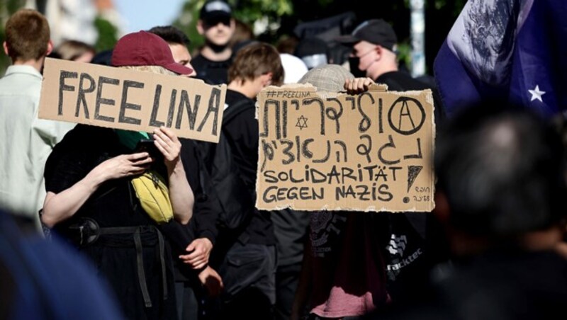 Das Urteil gegen Lina E. hat zu heftigen Protesten in der linken Szene geführt. (Bild: APA/AFP/Jens Schlueter)