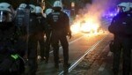 Brandsätze, Steine und Flaschen flogen auf die Sicherheitskräfte in Leipzig. (Bild: AFP)