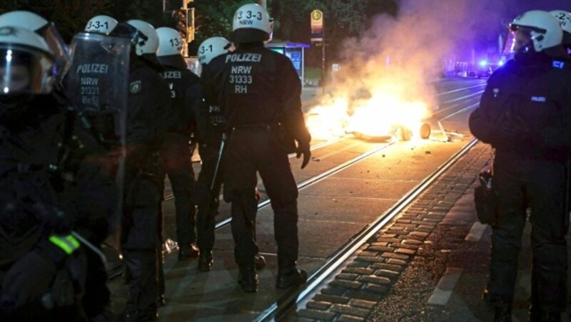 Brandsätze, Steine und Flaschen flogen auf die Sicherheitskräfte in Leipzig. (Bild: AFP)