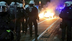 Brandsätze, Steine und Flaschen flogen auf die Sicherheitskräfte in Leipzig. (Bild: AFP)