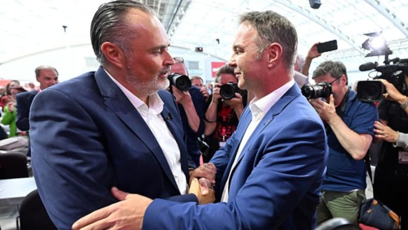 Handshake zwischen Babler und Doskozil - von Michael Ludwig gab es unmittelbar nach dem Siegesmoment keine persönliche Gratulation. (Bild: APA/Helmut Fohringer)