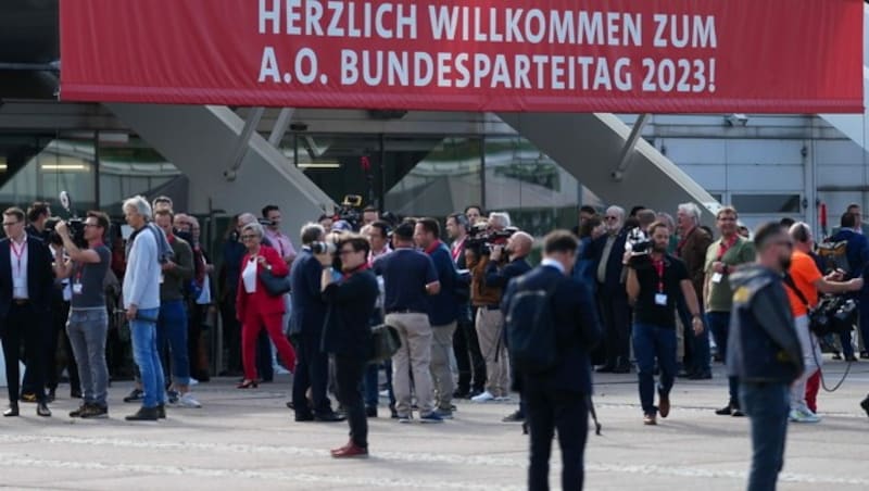 Bild vom turbulenten SPÖ-Parteitag am 2. Juni (Bild: APA/GEORG HOCHMUTH)
