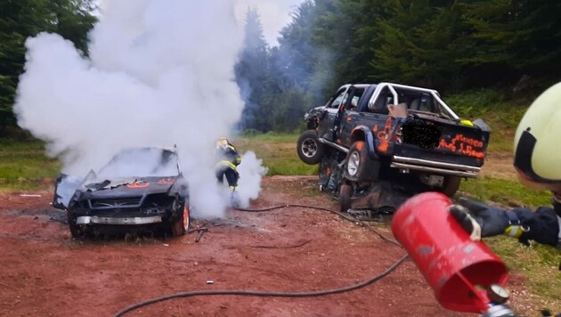 Abenteuer mit Autowrack endete mit Vollbrand. (Bild: FF Maria Wörth-Reifnitz)