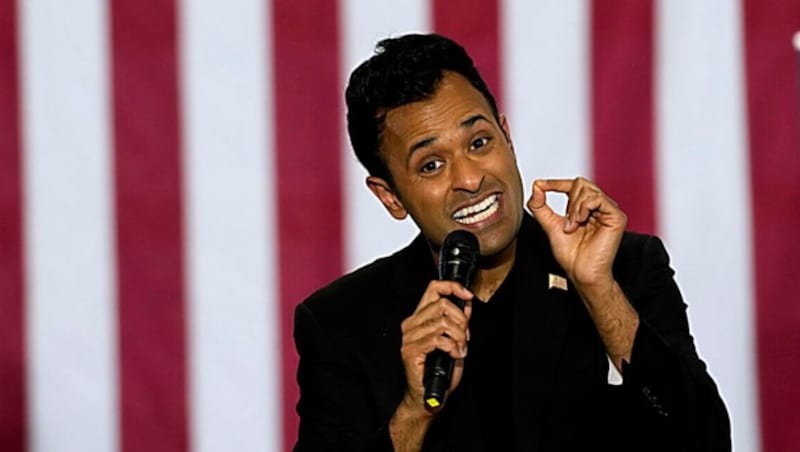 Offiziell will Vivek Ramaswamy selbst Präsident werden. Doch inoffiziell glauben viele, dass sich der konservative Nachwuchsstar eine gute Position in einer Trump-Regierung erhofft - bevorzugt als Vizepräsident. (Bild: AP)