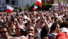 Mehr als 100.000 Menschen protestierten am Wochenende in Warschau gegen die nationalkonservative PiS-Regierung. (Bild: AFP)
