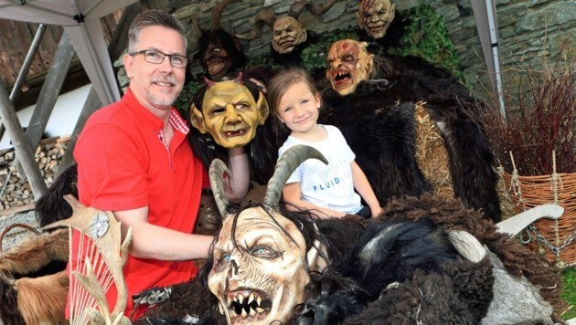 Hermann Paier zeigte Rosi Krampusmasken (Bild: Rojsek-Wiedergut Uta)