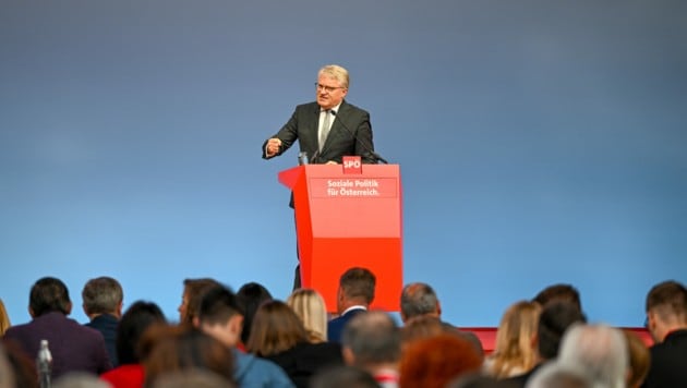 Der Linzer Bürgermeister Klaus Luger (SPÖ) bei seiner Begrüßungsrede am Bundesparteitag. (Bild: © Harald Dostal / 2023)