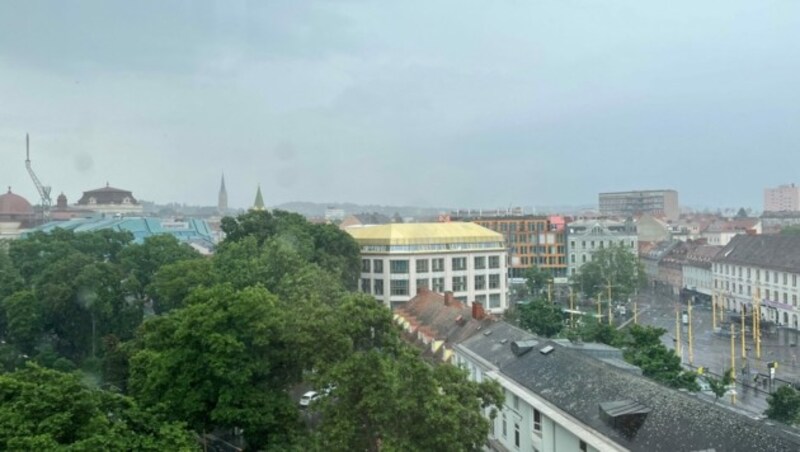 In Graz gingen Sonntagnachmittag heftige Regenschauer nieder. (Bild: Hannah Michaeler)
