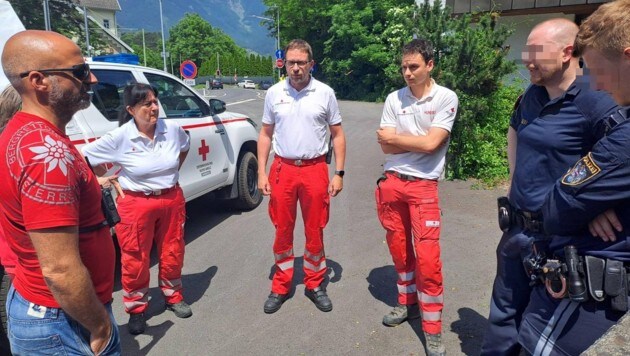 Einsatzbesprechung für die Suche nach dem 39-Jährigen (Bild: Bergrettung Innsbruck, Krone KREATIV)