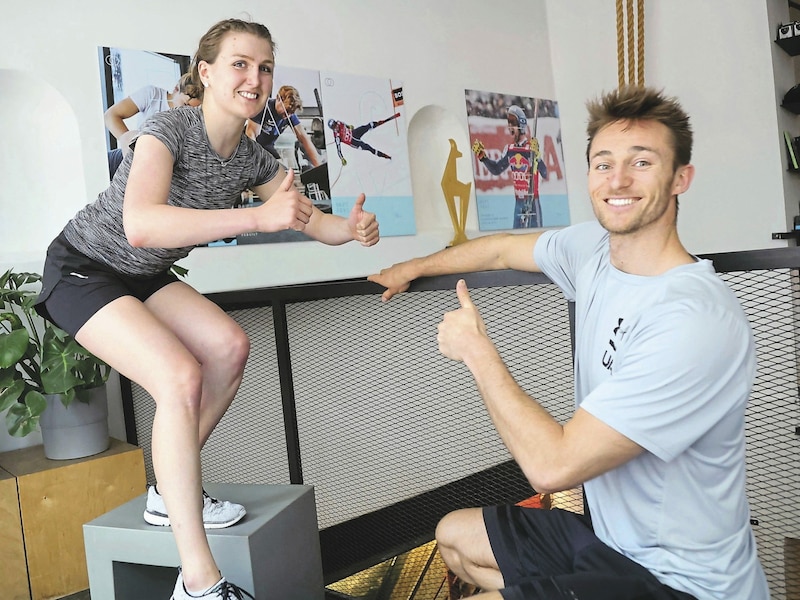 Trainer Sven Hansen brachte „Tiroler“-„Krone“-Redakteurin Nicole Greiderer zum Schwitzen. Die goldene Gams von Kitzbühel-Sieger Aleksander Aamodt Kilde hat einen Ehrenplatz im Fitnessstudio. (Bild: Birbaumer Christof)