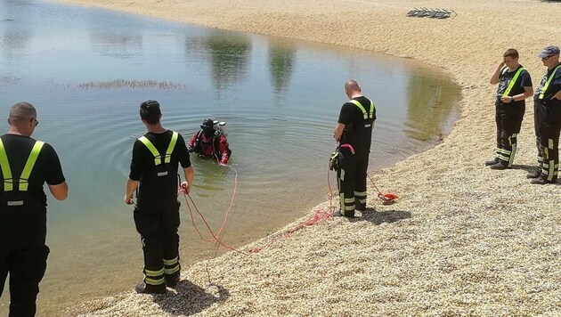 Ein Feuerwehrtaucher konnte Fässer am Grund des Böhm-Teichs feststellen. Diese wurden dann an Land geholt. (Bild: Feuerwehr Parndorf)