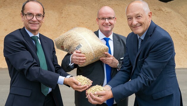 Groß in den Pelletshandel steigt Nawaro mit ihrem neuen Werk in Göpfritz ein. Michael Rab und Hans- Christian Kirchmeier mit Christian Rakos im Bild (v. li.). (Bild: Klaus Schindler)