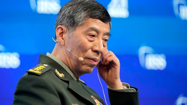 Der offenbar abgesetzte ehemalige chinesische Verteidigungsminister Li Shangfu (Bild: AP)