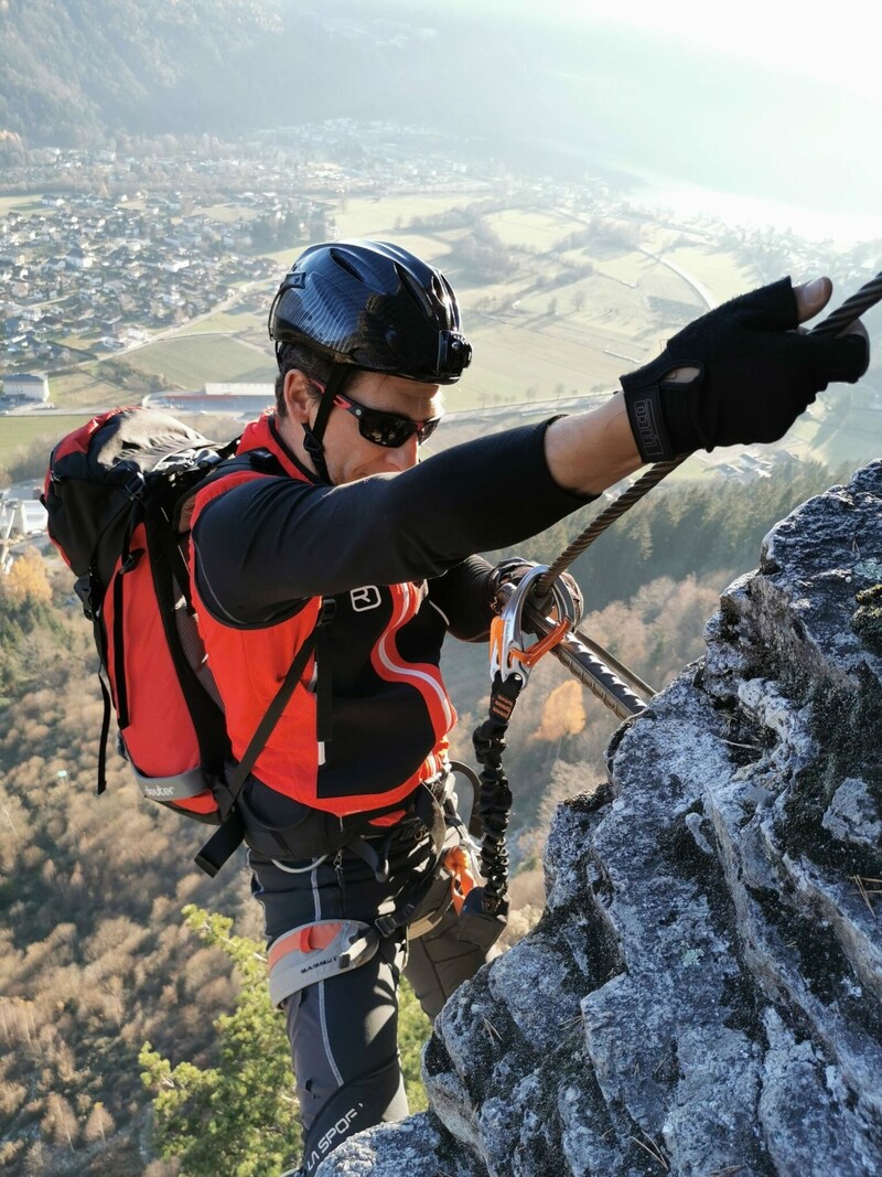 Bergretter Martin Brigola-Pulverer im „Luft unter den Sohlen“-Klettersteig. (Bild: zvg)