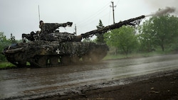 Ukrainischer Panzer feuert auf russische Stellungen in der Region Donezk. (Bild: AP)