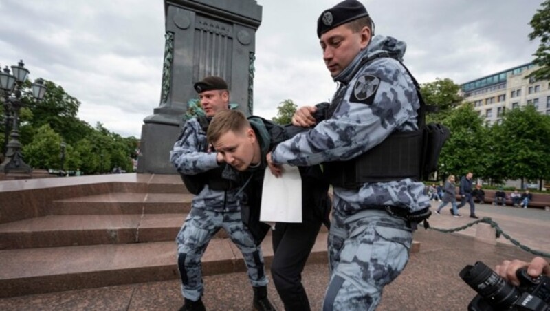 Erst am Sonntag gingen Polizisten in Russland wieder brutal gegen Unterstützer des inhaftierten Kremlkritikers Alexej Nawalny vor. (Bild: ASSOCIATED PRESS)