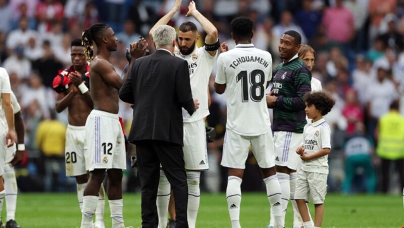 David Alaba (re.) und Co. feiern Karim Benzema. (Bild: APA/AFP/Pierre-Philippe MARCOU)