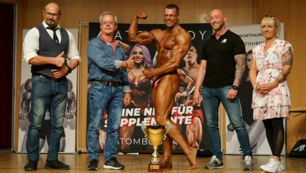 Klaus Drescher bei der Siegerehrung mit dem Gesamtsieg-Pokal der Kategorie Amateur Bodybuilding beim Bewerb in Aschach an der Donau (OÖ). (Bild: David France)