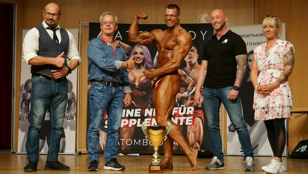 Klaus Drescher bei der Siegerehrung mit dem Gesamtsieg-Pokal der Kategorie Amateur Bodybuilding beim Bewerb in Aschach an der Donau (OÖ). (Bild: David France)