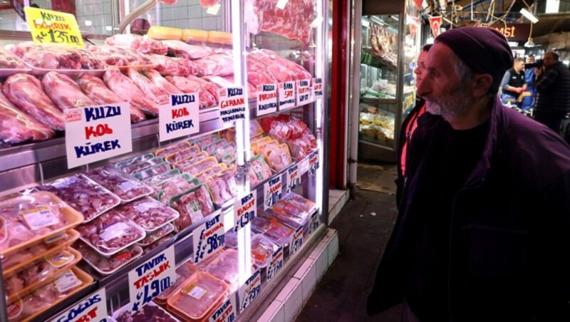 Viele Menschen in der Türkei können sich derzeit Fleisch- und Milchprodukte nicht leisten. (Bild: APA/AFP/Adem Altan)