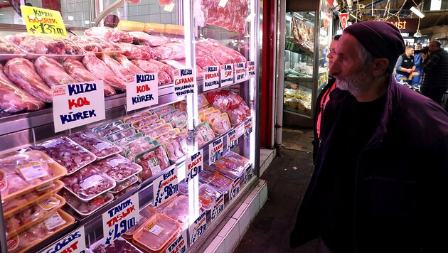 Werden sich bald wieder mehr Menschen in der Türkei Fleisch- und Milchprodukte leisten können? (Bild: APA/AFP/Adem Altan)