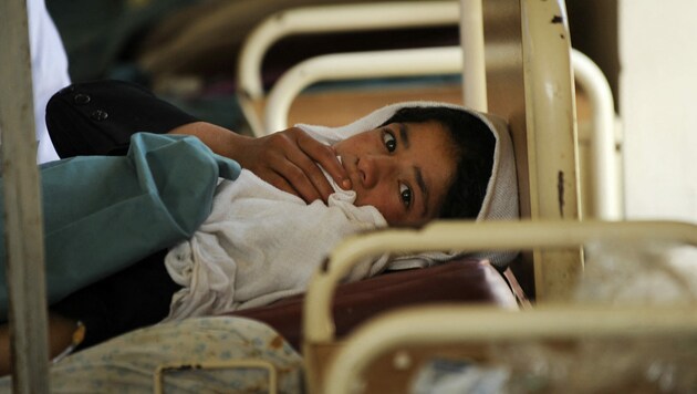 Immer wieder gibt es Giftanschläge auf Mädchenschulen, die für die Schülerinnen im Spital enden (wie für dieses Mädchen im Jahr 2009). (Bild: AFP)