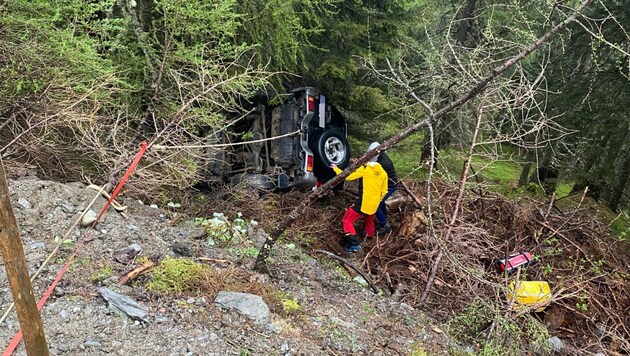 Die Bergung erwies sich für die Einsatzkräfte als schwieriges Unterfangen. (Bild: zoom.tirol)