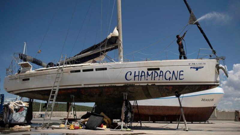 Das versenkte Schweizer Boot Champagne während seiner Reparatur (Bild: AFP/Jorge Guerrero)