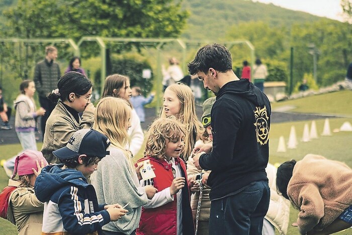 Drei Trainer betreuen eine Gruppe von maximal 30 Kindern.