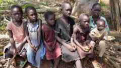 Im Sudan weiten sich die Kämpfe aus. Bereits 1,2 Millionen Menschen wurden wegen der Gefechte vertrieben - unter ihnen viele Kinder. (Bild: ASSOCIATED PRESS)